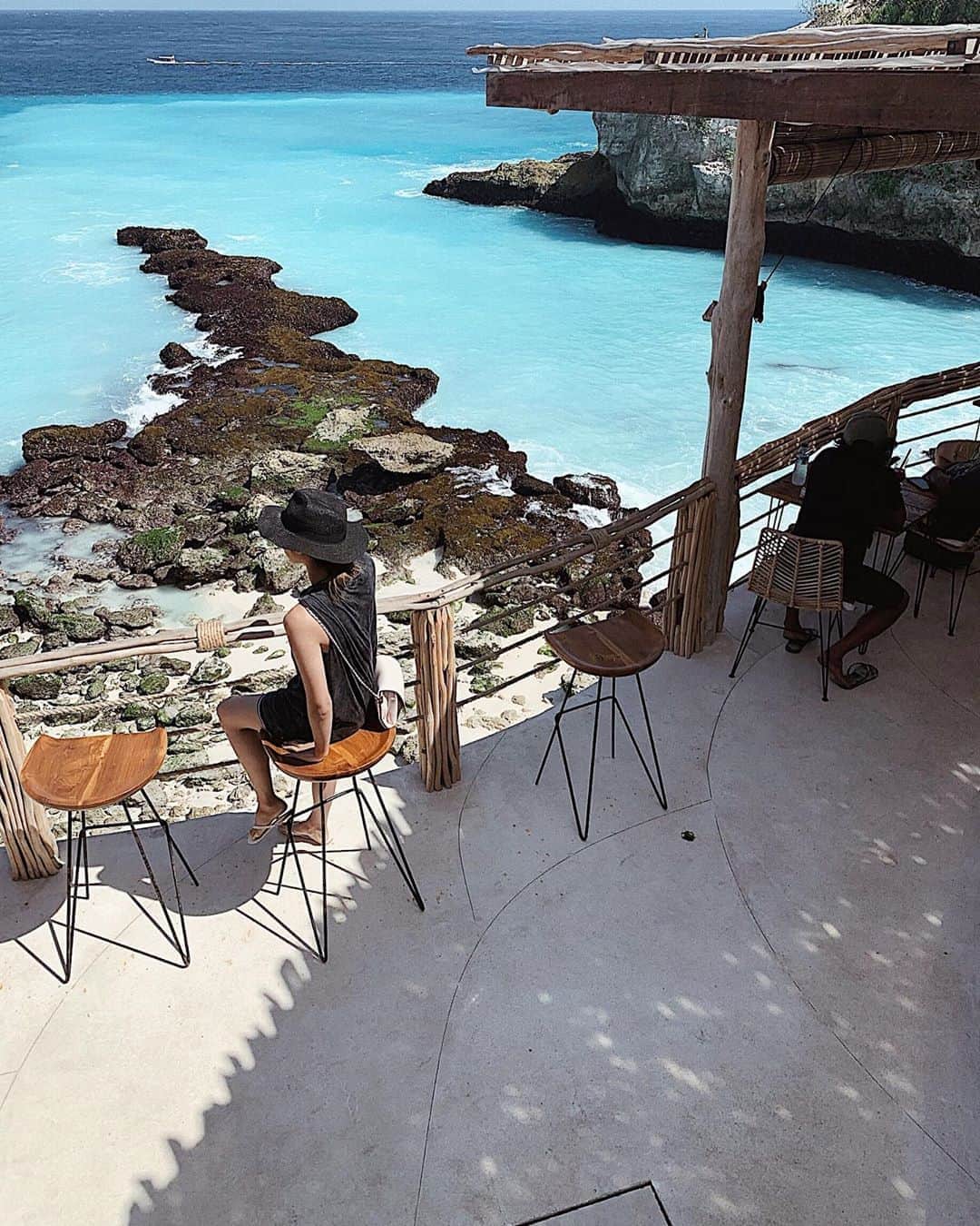 森山菜々のインスタグラム：「✯ レンボンガン島に船で辿りついた、 このカフェから見える景色🥺🌊 . 2枚目以降は無加工で載せてるので見てみてください🤭 もう、ほんっとにこのビーチの色は日本じゃ見られない色してて、もう1回肉眼で眺めに行きたい🥺♡ . #bali #lenbongan #lenbonganisland  #bluelagoon #balicafe  #バリ #レンボンガン島 #ブルーラグーン」