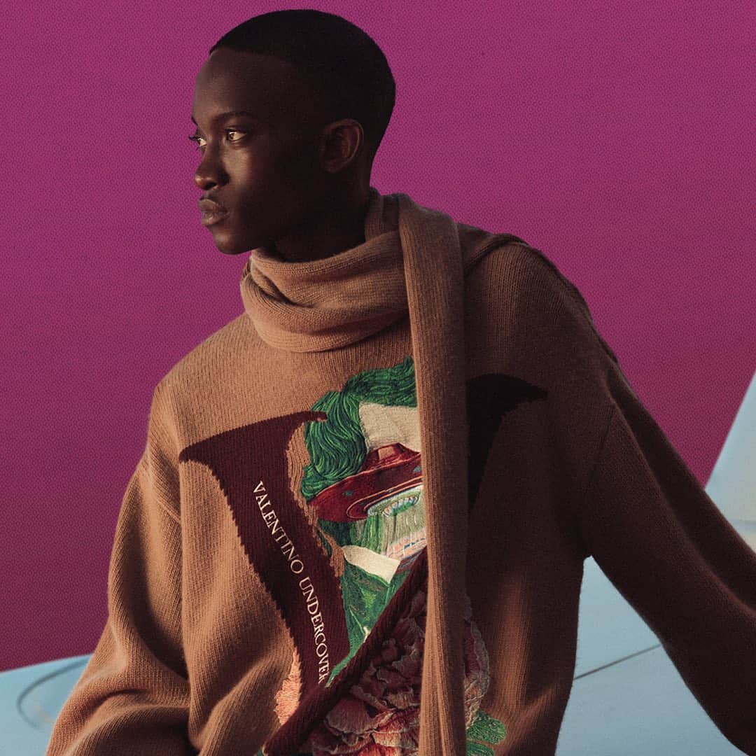 Valentinoさんのインスタグラム写真 - (ValentinoInstagram)「Heritage meets innovation for #ValentinoUndercover. Discover the collection, including the intarsia V Face Rose sweater, at the link in bio. Shot by @kaze_give_me and @taro__mizutani. @undercover_lab」7月19日 22時28分 - maisonvalentino