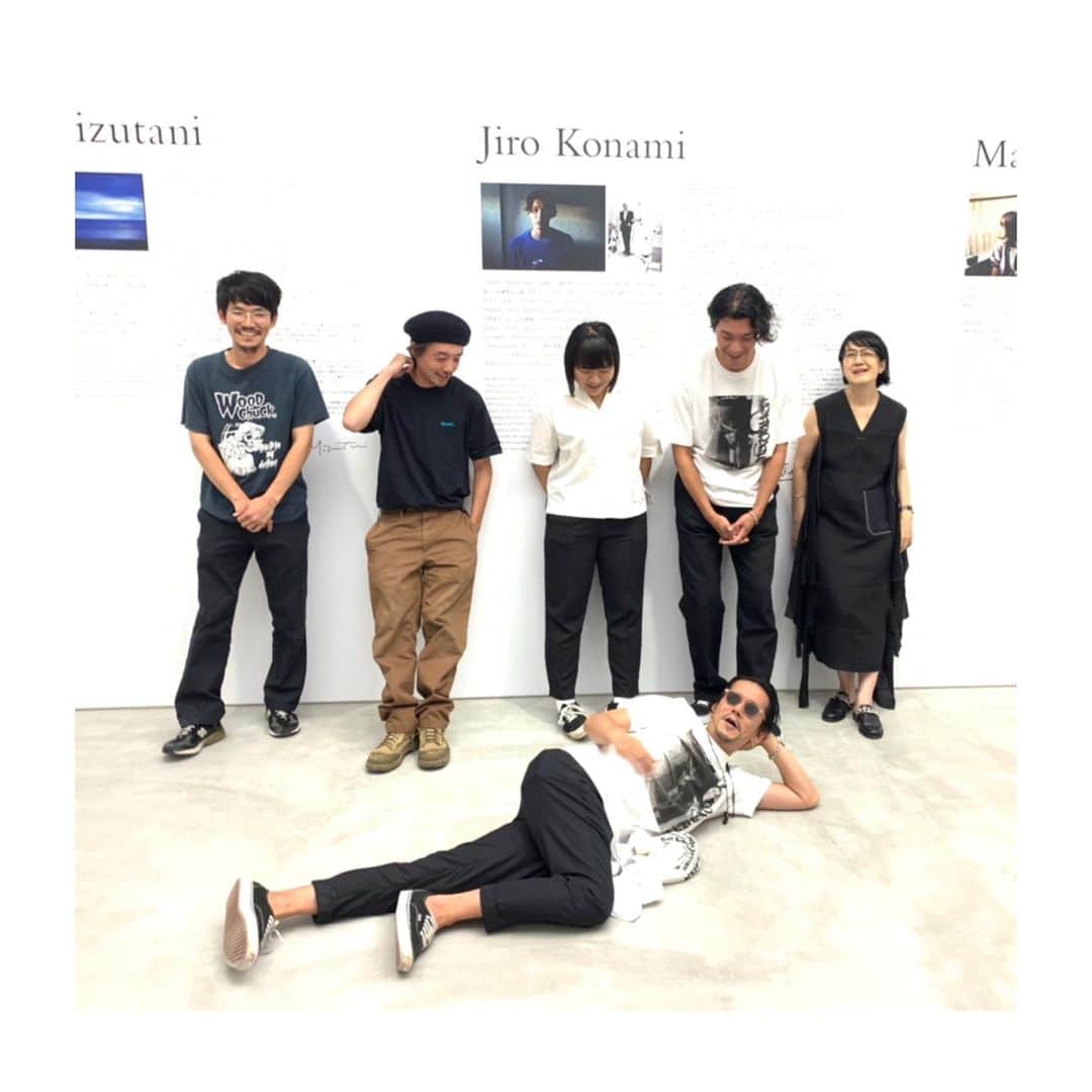 HiRAO INCのインスタグラム：「. はい、集合写真撮るよー🤣 . LOOKIN THROUGH THE WINDOW 野村訓市の企画によるファッション写真展 . 「20代、30代、40代、世代を代表する写真家が表現したファッションフォトの今。」をテーマに、20代の石田真澄、 30代の小浪次郎、 40代の水谷太郎 3人の写真家が、自由に、“ファッションフォト”という同じテーマの元に撮り下ろした作品たち。 何回も見にいきたい、そんなエキシビション。 作品は販売しています！ 入場料無料。  会期：2019年7月20日（土）〜8月30日（金） 場所：GYRE GALLERY 営業時間：11:00〜20:00 . #gyregallery  #lookingthroughthewindow」