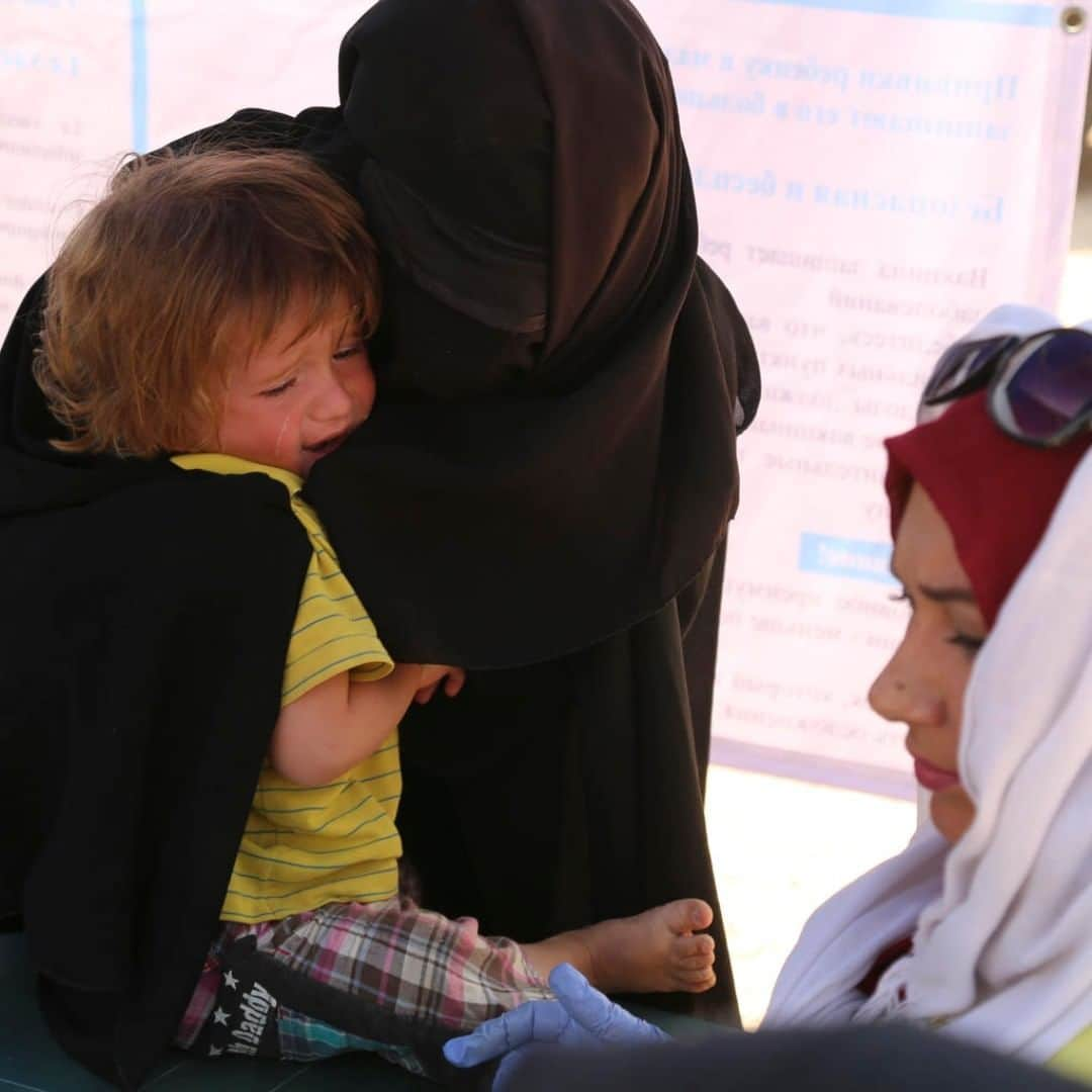 unicefさんのインスタグラム写真 - (unicefInstagram)「A mother comforts her child, as he receives a lifesaving vaccine. At least 70,000 people live in Al-Hol camp, Syria, and it’s estimated that more than 90% of them are children and women. Tens of thousands of children are stranded in camps, detention centres and orphanages across Syria, including Al-Hol camp, amid dire humanitarian needs. We’re on the ground, helping to keep children and families safe and healthy but we need more access. #ChildrenUnderAttack © UNICEF/UN0327921/Hawas」7月20日 3時55分 - unicef