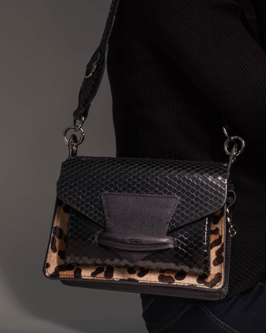 Schutzのインスタグラム：「MIX AND MATCH 🖤 #schutzhandbags #palomahandbag」