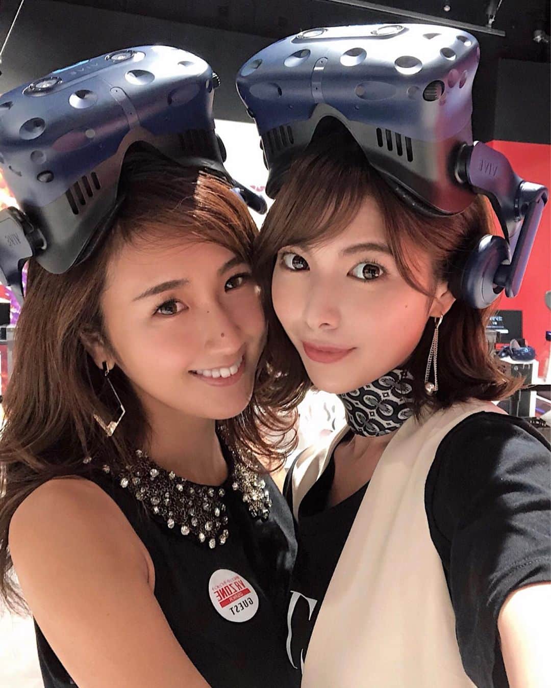 のインスタグラム：「. . ほんっっっまに楽しかった！！ 梅田HEP FIVE 8階 絶叫エンターテイメント 【 VR ZONE OSAKA 】に 遊びに行ってきたよーーー！💓💓 . . 大人になってから こんなに 叫んだことないってぐらい 絶叫した🤣笑 . . 実は 初めてのVR体験だったので ドキドキしてたけど このゴーグル🥽をつけると 本当にバーチャルの世界に入れる 🤭✨ スゴいねぇ👏🏻 . . 《 太鼓の達人  VRだドン！》も 《 パックマン 》 《 ゾンビサバイバルゲーム・ハード・コール 》 . . 楽しすぎっ！！！ . 特に ムービー📽観てもらったら分かるけど ゾンビ🧟‍♀️はマジでやばい笑 →ぜひ音声ありて見てほしいけど音量には注意w . . 絶対やってほしい🤣🤣 友達と盛り上がるの間違いないよ！ . . . . . #写真で済ましてるけど #ムービーの叫び方が本気すぎるw #最後の方もはや何叫んでるのか聞き取れない🤭 #みんなもそうなるからね笑笑 . . . . . . . . . .#vrzoneosaka #全員絶叫キャンペーン #VR #hepfive  #ヘップファイブ #梅田 #大阪 #アトラクション #エンターテイメント」