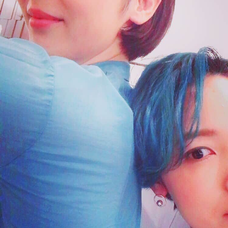 緒月遠麻さんのインスタグラム写真 - (緒月遠麻Instagram)「☺︎ ☺︎ じゅりと宙組観劇なので じゅりの髪色に合わせた服で☺︎ #花野じゅりあ この公演は 宙組時代お世話になった方々の退団。 泣けたー。 てか 泣いたー。笑  沢山の思い出 こふざけて遊んだ日々 今までの嬉しい活躍 色々思い出しちゃうと、、 目と鼻まっ赤です。  ありがとう☺️ ✨ あと2日 身体に気をつけて 宙組のメンバーと 素晴らしい時間を過ごして欲しいですね✨  #オーシャンズ11 #宙組」7月19日 22時33分 - toma_ozuki