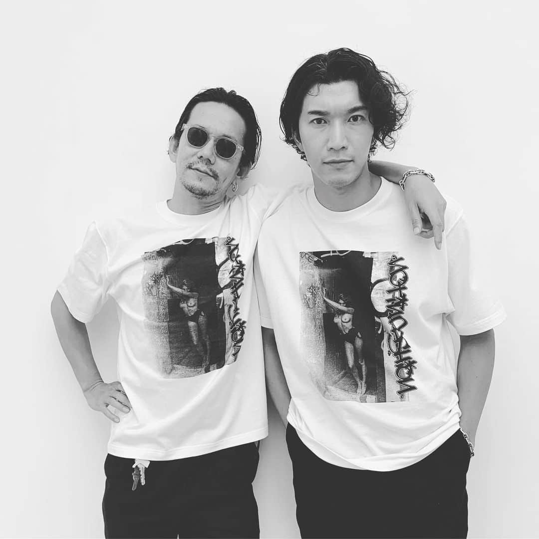 HiRAO INCのインスタグラム：「. Brothers くんちゃん、ジローちゃん くんちゃんの、無名の原石を見つけるレーダーや やんちゃな子たちを 可愛がって一緒に遊びながら才能を伸ばして、ひかりを当てる能力は 凄いんだよ。ほんと。 優しいよね。 だいすきだなー。  今日、初めてお前からプレゼントもらったよ！ と満面の笑みでジローちゃんから貰った  エキシビション T をきるくんちゃん。  とってもよいエキシビションになりました。 もちろん、どんな時も、くんちゃんクオリティは 間違いないって信じてるんだよ。 ギリギリまでドキドキするけどね😊  #lookingthroughthewindow #gyregallery」