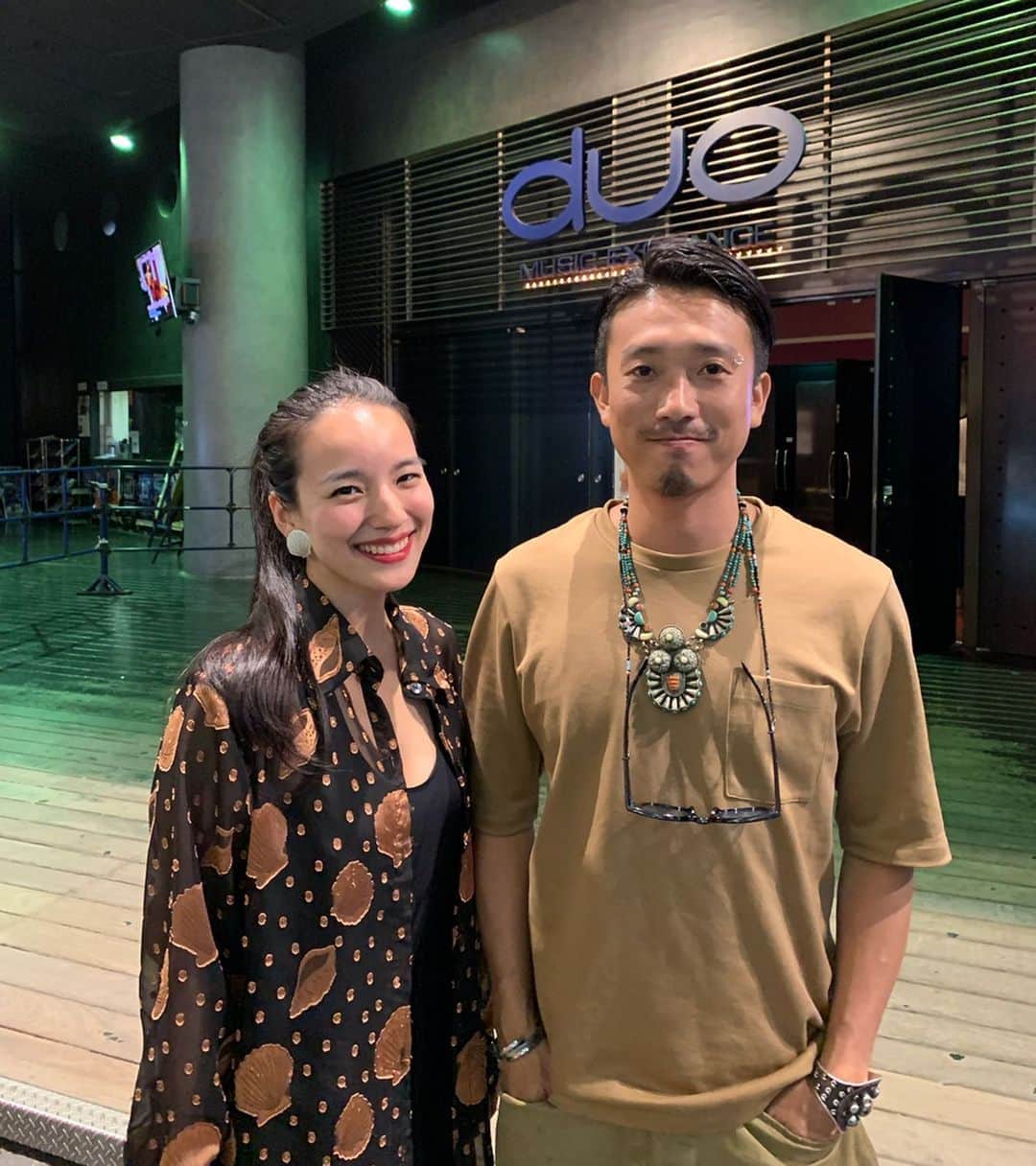 のインスタグラム：「「大地謳-だいちのうた-」では、華道家RYOTA HAGIWARAともコラボ！実は15歳からの旧友なのです。1年のほとんどを渋谷センター街で過ごしていた青春時代を知ってくれている貴重な友人と、今こうして時を経て一緒にお仕事できる幸せ。 「そういえばあの頃からレイは歌ってたもんなぁ。」って、ありがたいね。時間って尊い。 #RYOTAHAGIWARA #レイヤマダ #大地謳 #渋谷 #duomusicexchange」