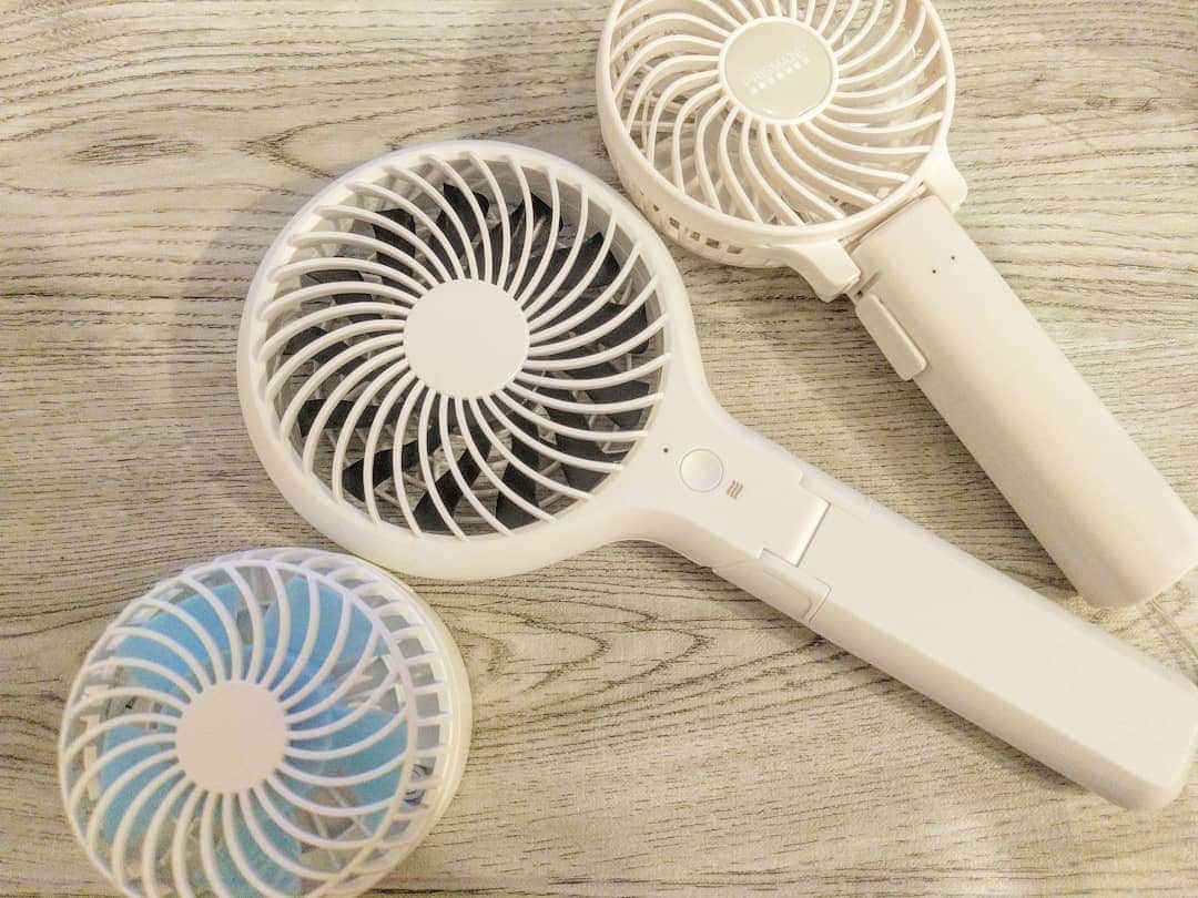 のインスタグラム：「携帯扇風機３台持ち忘れた🍃 空飛べるぞ⇑  #携帯扇風機」