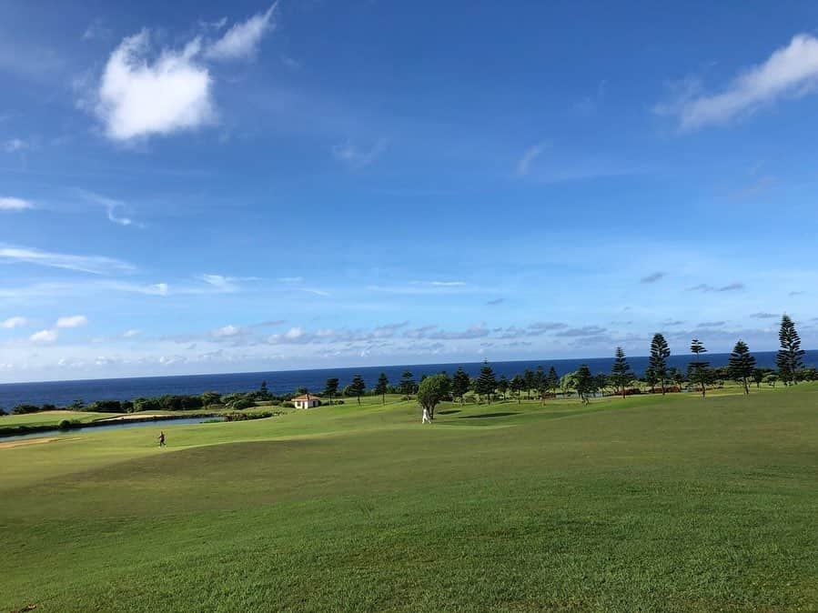 西上まなみさんのインスタグラム写真 - (西上まなみInstagram)「家族と初の#リゾートゴルフ ⛳️ ( 実質お父さんとツーサム ) @ #シギラベイカントリークラブ  ゴルフ始めた頃( 全然今年の3月 )は 無駄にハマってたけど、 先月頭に #扁桃炎 🤒になって( 実は ) 体調もぐずぐずやったから すっかりゴルフ熱が冷めてしまってたんやけど こんな素敵なとこでプレイしたら また再燃してしもうたよ😂💓 まさか お父さんとゴルフ⛳️する時が来るなんて ちっちゃい頃は全然考えてもなかった☺️ 最終ホール回ってる時 無駄に感慨深いものがあった←誰  海を横目にゴルフするの すっごく気持ちよかったなぁ💓  また一緒に回りたいなぁ😊✨ #スウィートインスタ #スウィートインスタガールズ #model #photooftheday #instagood #instafollow #followme #love #tagsforlikes #happy」7月19日 22時40分 - xxmanachalxx