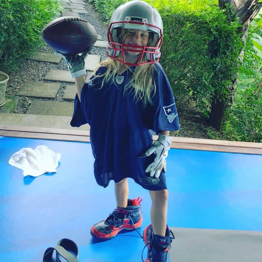 トム・ブレイディさんのインスタグラム写真 - (トム・ブレイディInstagram)「Sorry @edelman11, you have moved a spot down on the depth chart 😍🏈🌈」7月19日 22時40分 - tombrady