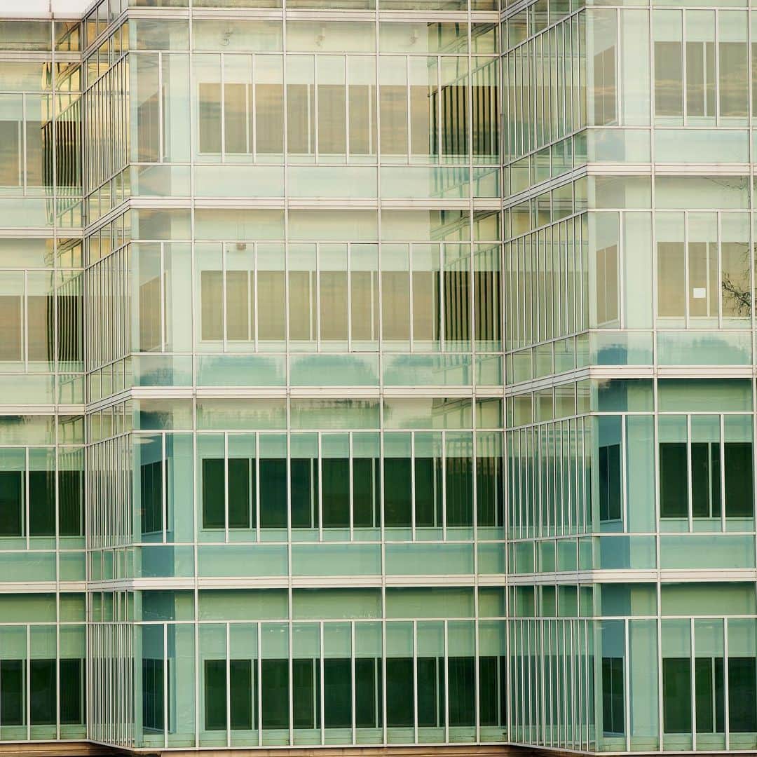 CIAさんのインスタグラム写真 - (CIAInstagram)「CIA Headquarters is feeling the heat during this #heatwave … but we’re used to staying cool under pressure. . . 🔥🌊😎 . . #summertime #heatwatch #stayingcool #summer #hot #architecture #sunshine #photooftheday #nofilter」7月19日 22時41分 - cia