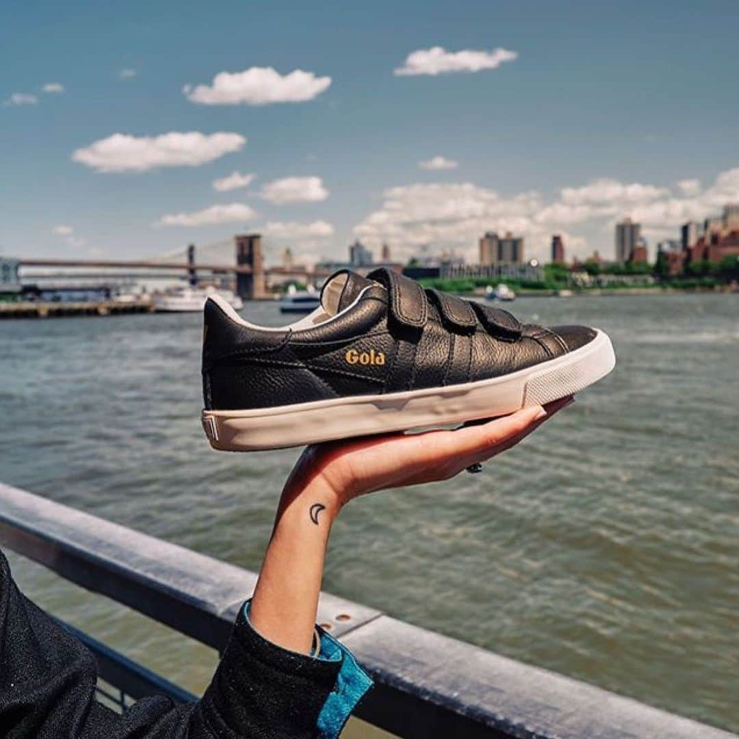 ゴーラさんのインスタグラム写真 - (ゴーラInstagram)「The Orchid Shimmer Velcro looks even better with that NYC skyline 😉👌🏽📸 @catcherinthestyle #golaclassics #heritage #nyc #nycskyline」7月19日 22時42分 - golaclassics