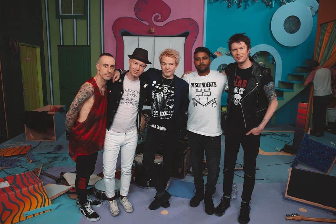 Sum 41さんのインスタグラム写真 - (Sum 41Instagram)「Happy 'Order In Decline' day skumfuks! This album poured out after a long run of traveling and performing for Sum 41 fans all over the world. I think it’s our heaviest, rawest and most personal album yet. We held nothing back. Can’t wait for you to hear it, and to play these songs for you on tour. -Deryck  #OrderInDecline」7月19日 22時44分 - sum41