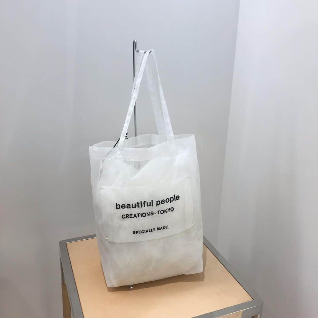 のインスタグラム：「ㅤ 今日は稽古終わりに @beautifulpeople_officialsite の 展示会へいってきたよ〜 ㅤ 1枚目の写真にあるbagは なんと茶こしでできてるらしい…！！ こんなにお洒落な茶こしは初めてだ ㅤ 可愛い服や小物は見てるだけで幸せになるね 届くのが楽しみ！ㅤ ㅤ 𖠚 @icemonster.jp で #タピる ＿＿＿＿＿＿＿＿＿＿ #beautifulpeople #bp #展示会  #いつもリーチなチャオベラさん #だいたい #4分の3 #そして #タピ活 #このハッシュタグやってみたかった」