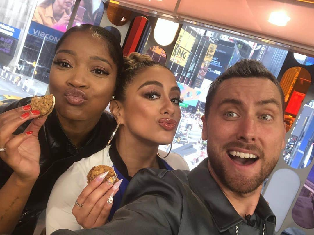 ランス・バスさんのインスタグラム写真 - (ランス・バスInstagram)「Who knew the multitalented  @allybrooke can bake the hell out of some oatmeal cookie sandwiches?! Cutest baker in town. #StrahanAndSara」7月19日 22時52分 - lancebass