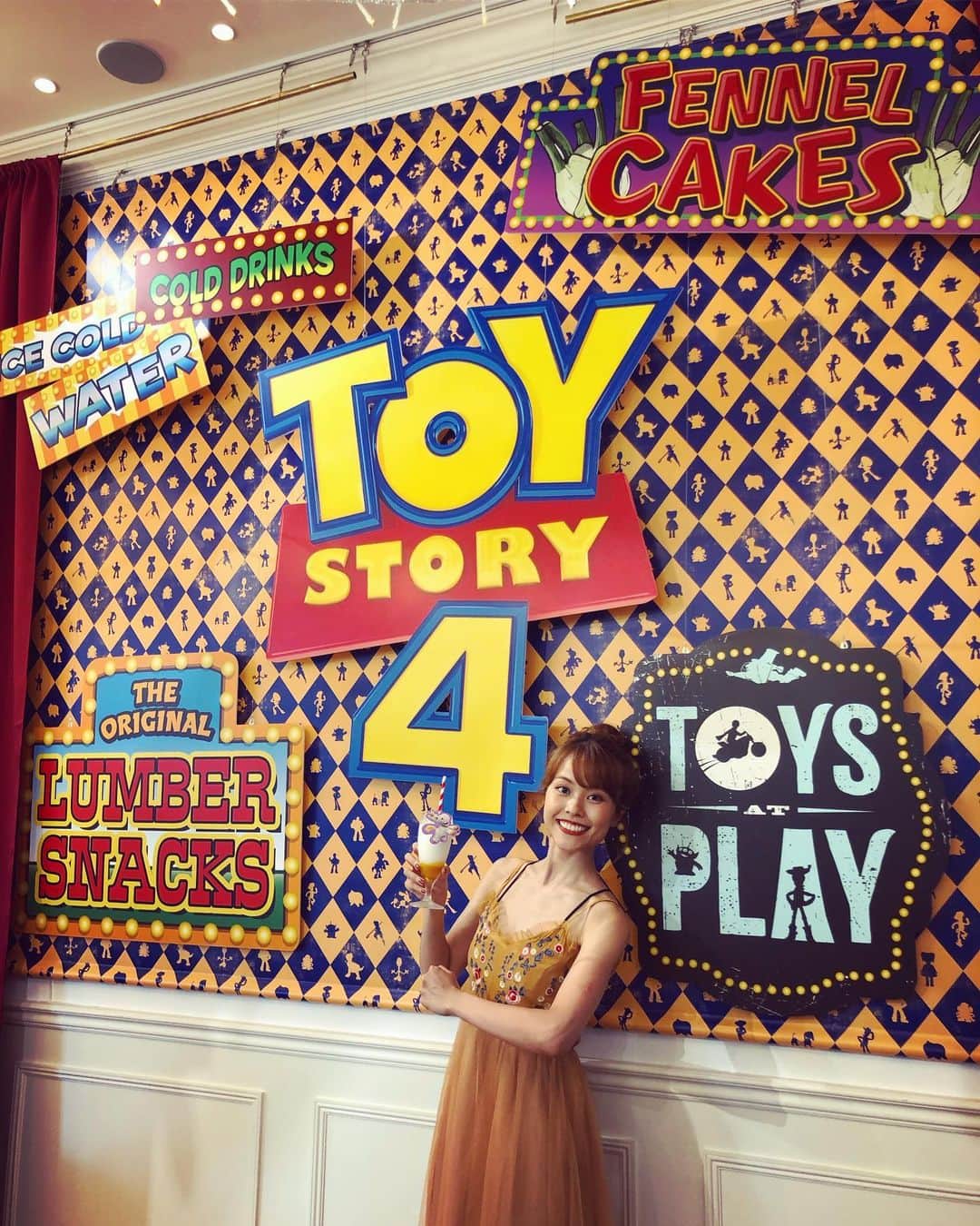 MiracleVellMagicさんのインスタグラム写真 - (MiracleVellMagicInstagram)「Everything is pop and colorful and cute in the world of Toy Story🥴🍭トイストーリーの世界はどうしてこんなにキュートなんだろう。ポップでクラシカルな色使いがたまらないよね。OH MY CAFE楽しかった🥺❤︎ #ohmycafe #トイストーリー #トイストーリー4 #toystory #toystory4」7月19日 23時04分 - miraclevellmagic