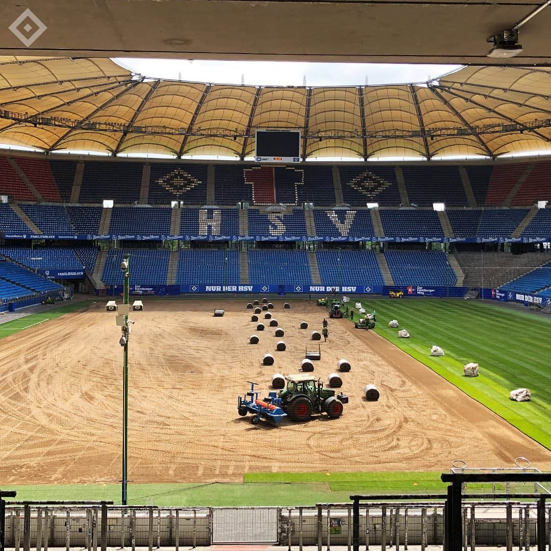 ハンブルガーSVさんのインスタグラム写真 - (ハンブルガーSVInstagram)「Wir bringen unseren Heimathafen für die neue Saison auf Vordermann 🏟⚓ Darum wurde in dieser Woche nicht nur der Rasen neu verlegt, sondern es wurden auch die Namen von 64 neuen Fanclubs auf die Wände von Treppenhaus T21 gesprayt 🎨  Willkommen im Volksparkstadion! 👋 #nurderHSV #Volksparkstadion #FanClubs #Fans ____ 📸 @foto_matze」7月19日 22時58分 - hsv