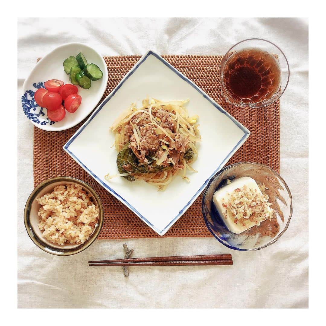 倉本康子さんのインスタグラム写真 - (倉本康子Instagram)「🌟 今日のランチ@自宅 素麺とかにしたくなる気持ちを抑えて ラム肉でジンギスカン風にしてみた。 (ジンギスカンのタレを使っただけ😅) ペロッと完食した証の画像もつけてみた。(食後の皿なんぞをアップしてご気分害された方お目汚しごめんなさい。我ながら綺麗に完食したなと思って撮ってみちゃった) 安定の美味しさは伯母が漬けた ビール漬けのキュウリ。 あとは素材の味そのままのトマトと 刻んだミョウガたっぷりの冷ややっこ。 やっこ、やっこ食べました。 共食い。 #ランチ #簡単ランチ #ジンギスカン #ラム肉大好き  #共食い #みょうが #冷ややっこ #ツナご飯  #水出し麦茶 #麦茶が美味しい季節 #麦茶始めました」7月19日 22時59分 - yasuko_kuramoto_yakko