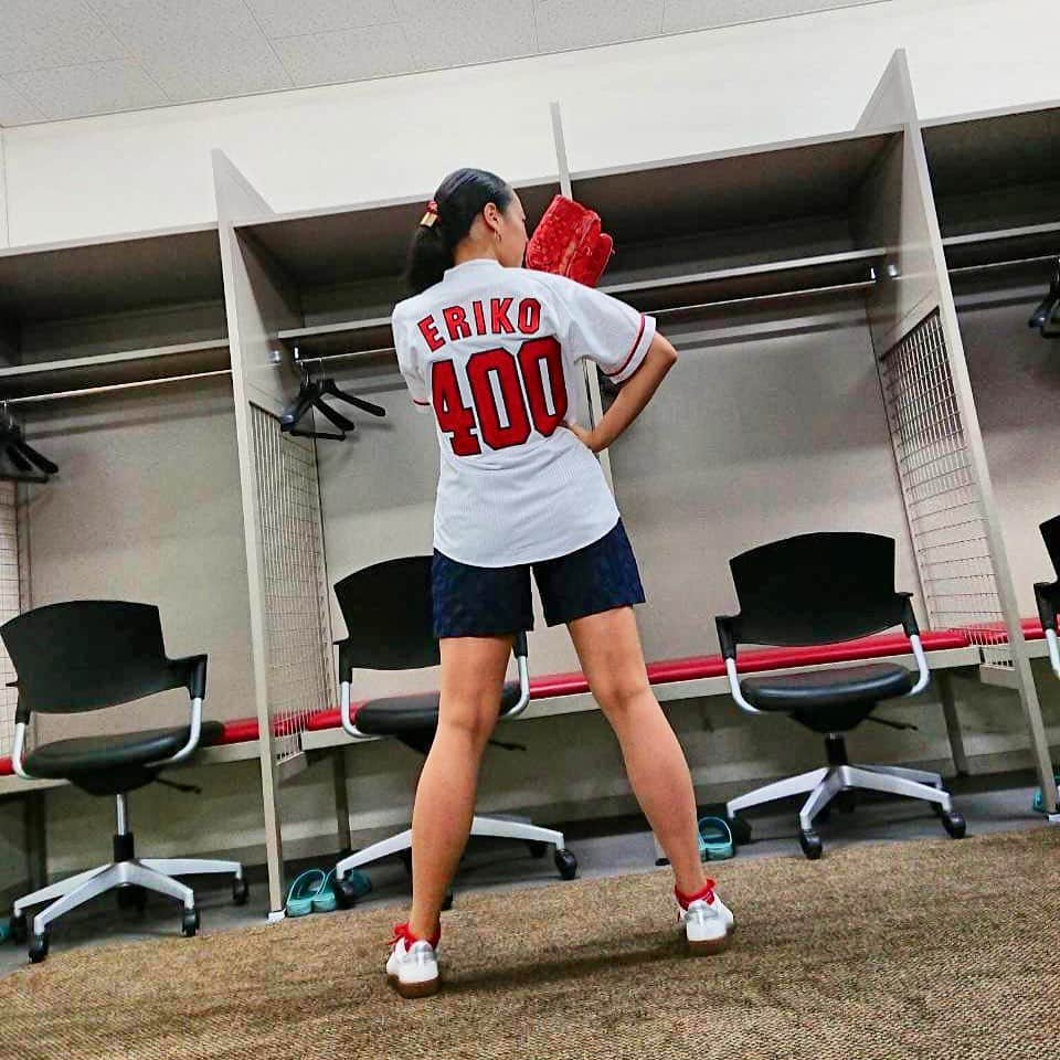 青山恵梨子さんのインスタグラム写真 - (青山恵梨子Instagram)「7/19⚾︎ 無事、始球式する事が出来ました！ そして！！！ 勝ちましたーーーーっ❣️❣️❣️ 晴れ女、晴れ男のみなさん本当にありがとう🥺✨ ストライクにはなりませんでしたか、なんとか目標だったノーバンで投げる事ができました！！ 雨で試合が30分押したおかげで、民放でも見ていただけました🤣❤︎笑 めちゃくちゃ盛り上がった試合でしたね！ いつも以上に大興奮でした♥️ #カープ #始球式 #ズムスタ  #マツダズームズームスタジアム  #広島 #広島東洋カープ  #こいほー」7月19日 23時00分 - eriko_aoyama