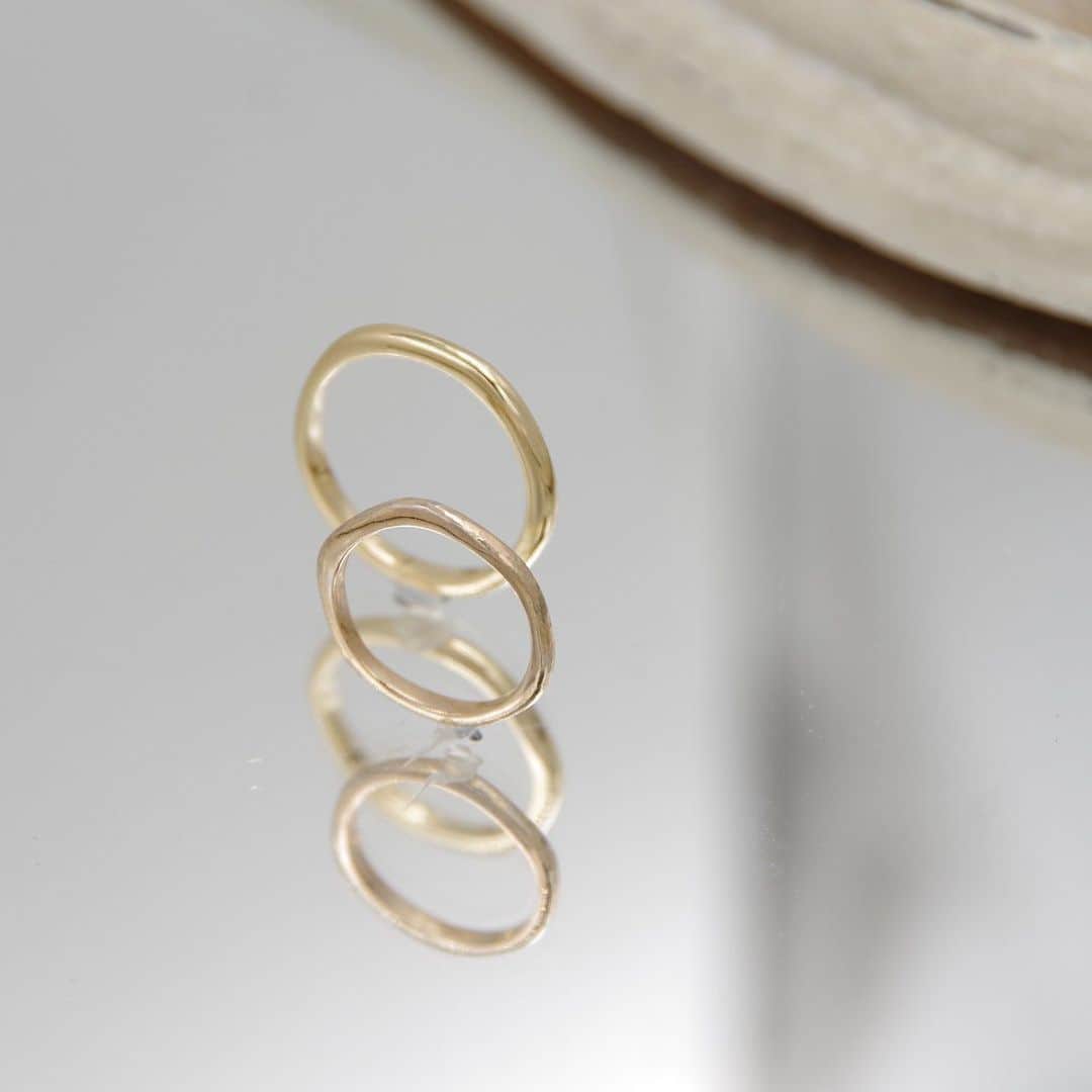 Enseさんのインスタグラム写真 - (EnseInstagram)「. Ense Bridal (@ense_bridal )では、オーダーでご結婚指輪と、ご婚約指輪をお作りいただけます。 . . ただ丸い指輪に、少し揺らめきをプラスして オリジナルの形作り . . 生涯身につけていただく２つの指輪 これもひとつの思い出の形になりますように . . . #Ense #EnseBridal #革 #革財布 #財布 #leatherwallet #革鞄 #鞄 #bag #leatherbag #革バッグ #革小物 #ブライダルリング #結婚指輪 #婚約指輪 #マリッジリング #マリッジリングオーダメイド #オーダーメイド #オーダーリング #大阪 #京町堀 #靱公園 #京都 #三条 #kyoto #japan #madeinjapan」7月19日 23時00分 - ense.jp