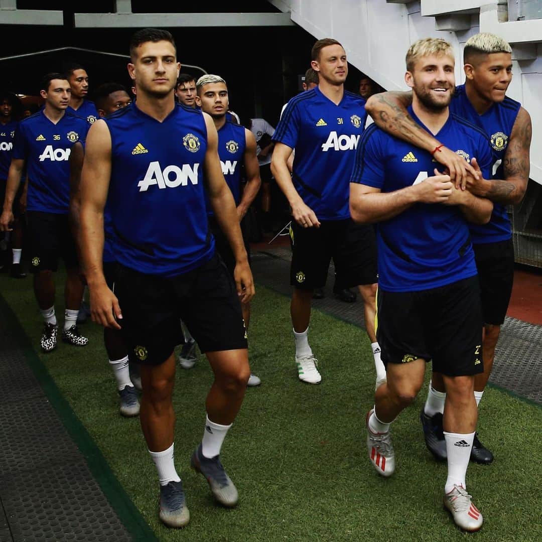 ルーク・ショーのインスタグラム：「📍Singapore #MUTOUR @manchesterunited」