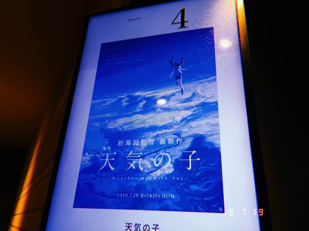 のインスタグラム：「祈る、信じる、決断する。  ハラハラもワクワクもうるうるも、した。 おもしろかったなあ。 そして息を飲む映像美は今回もさすがの一言。 ああいろいろ喋りたい話したい語りたい。。。笑  #天気の子 #weatheringwithyou #映画 #cinema #movies #レイトショー #満員だった #RADWIMPS」