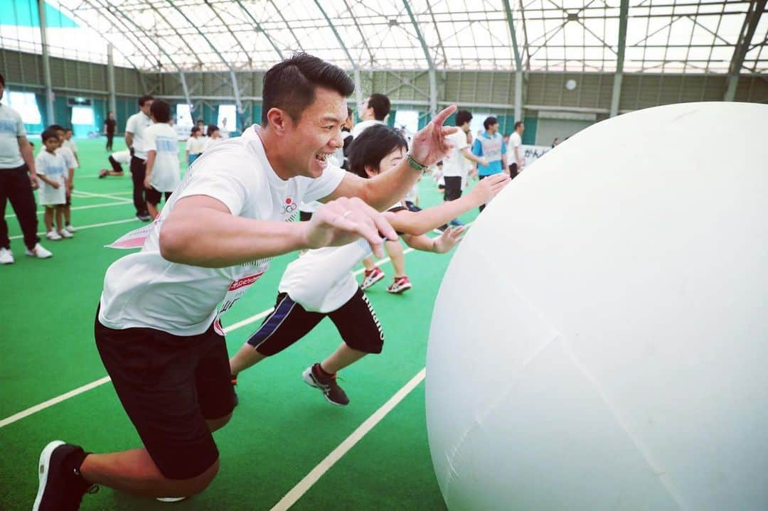 山口剛史さんのインスタグラム写真 - (山口剛史Instagram)「生まれて初めての大玉転がし🏐 #全校生徒25人だったから #団体競技あまりやったことない #小中学生時代 #先週の岩泉での #オリンピックデーフェスタ #めちゃくちゃ楽しかった #運動会呼んでください #運動会行きたいやりたい」7月19日 23時03分 - yama37curl