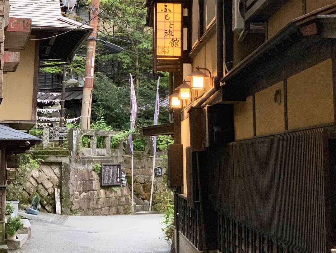 安床武士さんのインスタグラム写真 - (安床武士Instagram)「DAY 2!! Miyazaki→Kumamoto✨ 今日は宮崎にあるモアイ像(倒れたイースター島のモアイ像を日本人の力で直したお礼にと世界で唯一本家に認められているモアイ像)から、宮崎離れる前に食べたかった南国プリンを食べて熊本入り。 熊本城は未だに入れないエリアが多いのですがそれでも一目見たかったので。 熊本産フルーツがのったソフトクリーム #くだもん 美味しかった！ そして今晩宿泊する黒川温泉に。雰囲気も温泉も最高✨ #今日も全く雨にやられず #TheBONEZとSHADOWSの服を着てる夫婦」7月19日 23時04分 - takeshiyasutoko
