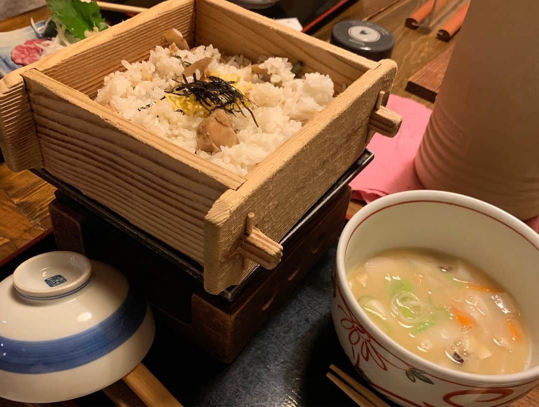 安床武士さんのインスタグラム写真 - (安床武士Instagram)「DAY 2!! Miyazaki→Kumamoto✨ 今日は宮崎にあるモアイ像(倒れたイースター島のモアイ像を日本人の力で直したお礼にと世界で唯一本家に認められているモアイ像)から、宮崎離れる前に食べたかった南国プリンを食べて熊本入り。 熊本城は未だに入れないエリアが多いのですがそれでも一目見たかったので。 熊本産フルーツがのったソフトクリーム #くだもん 美味しかった！ そして今晩宿泊する黒川温泉に。雰囲気も温泉も最高✨ #今日も全く雨にやられず #TheBONEZとSHADOWSの服を着てる夫婦」7月19日 23時04分 - takeshiyasutoko