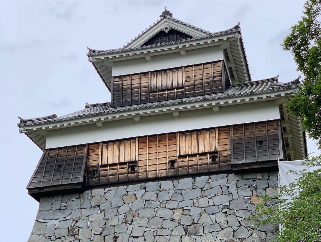 安床武士さんのインスタグラム写真 - (安床武士Instagram)「DAY 2!! Miyazaki→Kumamoto✨ 今日は宮崎にあるモアイ像(倒れたイースター島のモアイ像を日本人の力で直したお礼にと世界で唯一本家に認められているモアイ像)から、宮崎離れる前に食べたかった南国プリンを食べて熊本入り。 熊本城は未だに入れないエリアが多いのですがそれでも一目見たかったので。 熊本産フルーツがのったソフトクリーム #くだもん 美味しかった！ そして今晩宿泊する黒川温泉に。雰囲気も温泉も最高✨ #今日も全く雨にやられず #TheBONEZとSHADOWSの服を着てる夫婦」7月19日 23時04分 - takeshiyasutoko