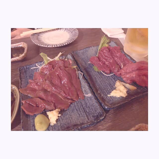 みのり(26)＠東京 ダイエットさんのインスタグラム写真 - (みのり(26)＠東京 ダイエットInstagram)「🍖夜ご飯 . 久しぶりに飲み会に参加💓ぷはぁ . . 馬刺し (ハツ、肩ロース、モモ) . これ一部位190円なの！ 最高の筋肉居酒屋ハッケン╰( •́ω•̀ )╯ . 家の近くなので内緒🤫💓 . . 馬のレバ刺し🐴 . . 初めて食べたけど、 食べた瞬間ダメだった🙅‍♀️笑 . . レバ刺しは大好きだけど、 馬は血の塊って感じだった・・・(;;;;ﾟёﾟ;;;;) . 血生臭い...🥺 . 食べたことある人ぉ〜？😭✋ . . ◉ライザップ公認の紹介アンバサダーです。 〜紹介特典で、5万円分お安く入会できます〜 . 💛 7月は、Enjoy Sevenで"7万円"安いよ 💛 . ▶︎全国どの店舗でもOK ▷２週間のトライアルコースもあります(^_^)/ ▶︎カウンセリング予約前にご連絡ください . ◎入会やカウンセリングをお考えの方、 ご質問なども、DM✉️ください。 . ★トレーニング見学もできます★ . 📺RIZAP TVCM出演 🏅RIZAP BMG ファイナリスト2017.2018 . #rizap #ライザップ .  #ダイエット #diet #ダイエット日記 #ダイエット記録  #instadiet #ダイエット仲間募集 #ダイエッター #公開ダイエット #dinner #夜ご飯 #夕食 #夜ごはん #低糖質 #糖質制限 #食べて痩せる #女子力 #脂肪燃焼」7月19日 23時14分 - minorizap