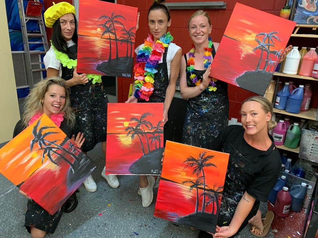 イモージェン・ケアンズのインスタグラム：「We are not just acrobats 🖌🎨 another successful paint class ☀️🧡🌴#paintingwithatwist #sunset」