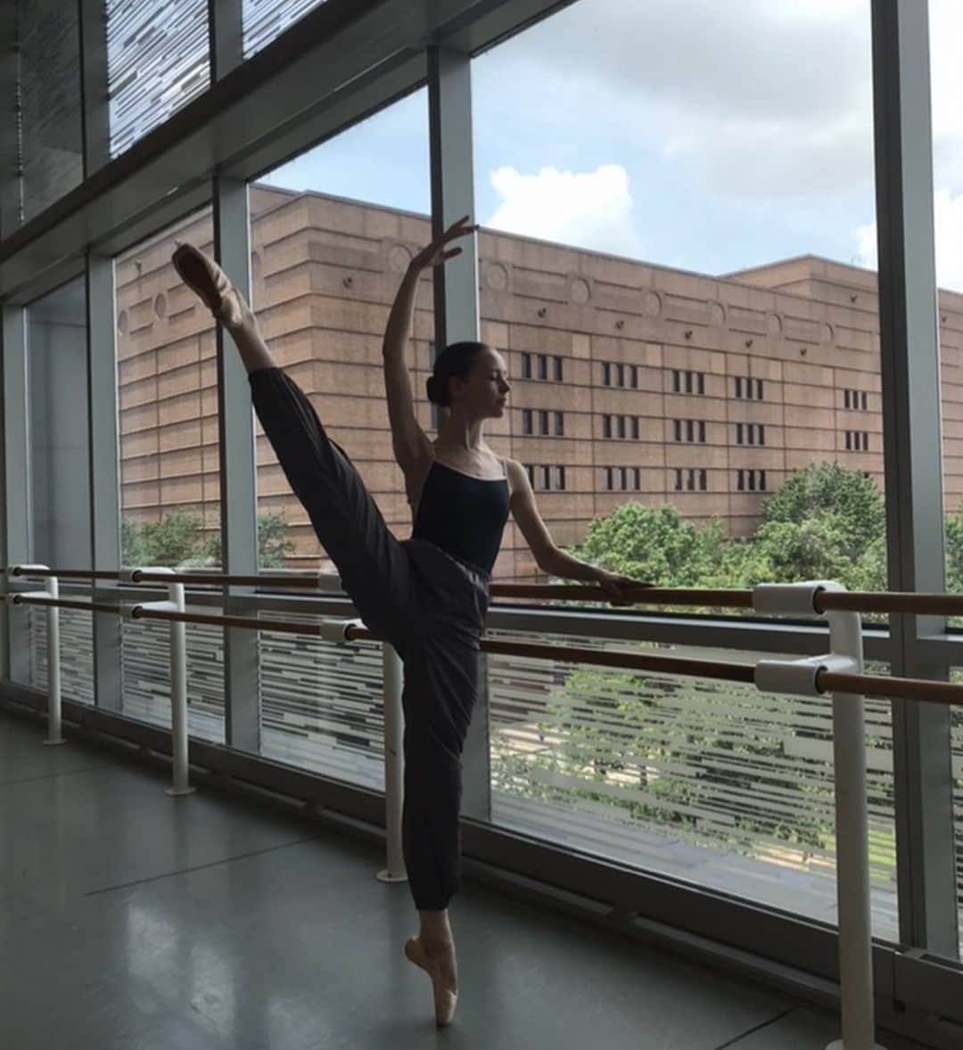 Ballet Is A WorldWide Languageさんのインスタグラム写真 - (Ballet Is A WorldWide LanguageInstagram)「Gorgeous #wwbambassador @kh.ballet dancing in our TITANIUM TRASHBAGS which are now apart of our SUMMER SALE!!!!!!! Click the link in our bio to find out more 😍 She’s dancing around at @houstonballet SI! Where are you heading this year? 😍 get yours from the link in our bio! Click on it to get yours // WORLDWIDEBALLET.NET 💕  #worldwideballet #keiraholland 🌸👑💕」7月19日 23時08分 - worldwideballet