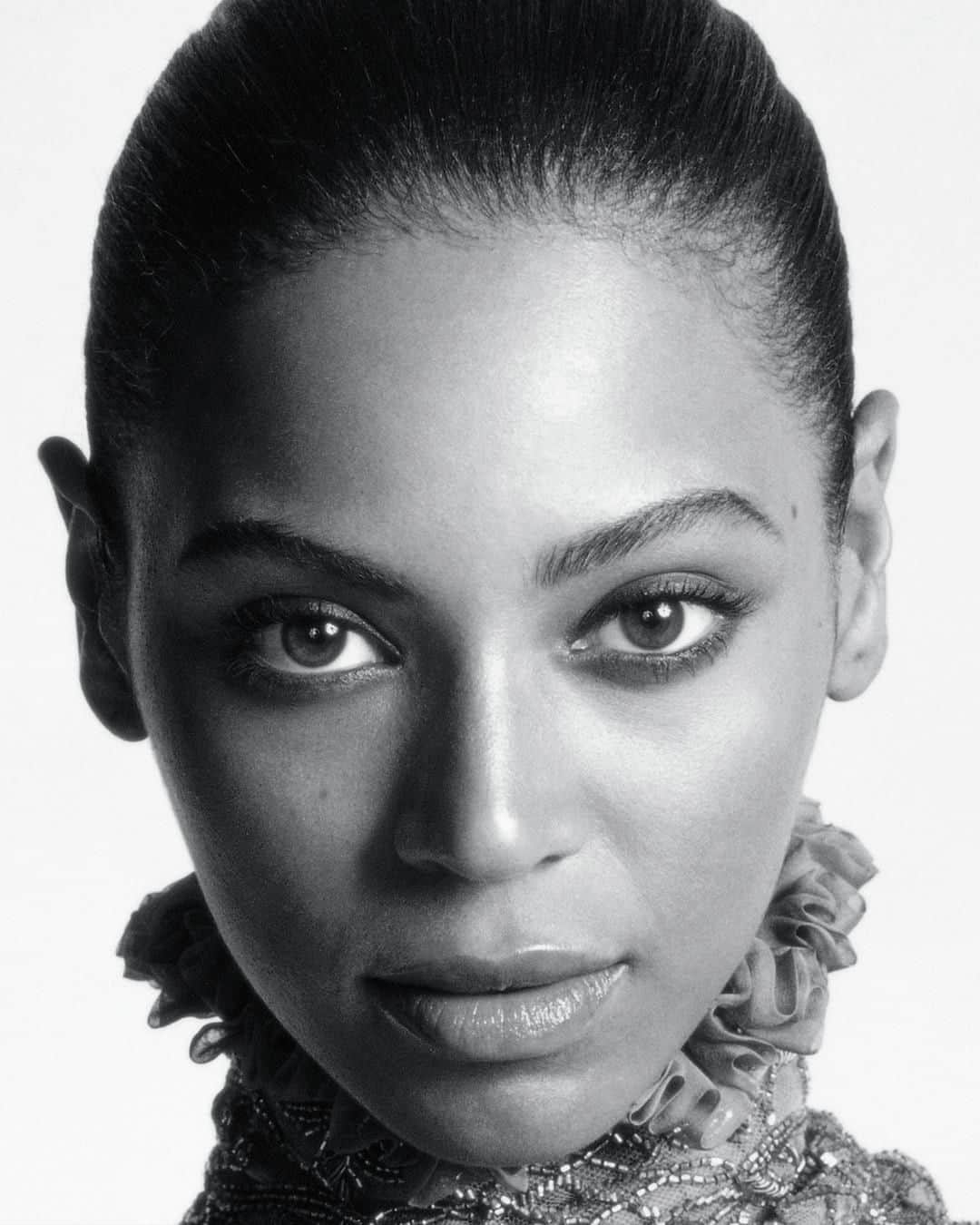 i-Dさんのインスタグラム写真 - (i-DInstagram)「Hands up if you're seeing The Lion King this weekend! 🙋🦁⁣ ⁣ Concluding our short but sweet Knowles sisters’ IG takeover today, here's a flawless headshot of Queen B taken from the i-D archive. 🐝⁣ ⁣ Will @beyonce and co be able to beat the original?⁣ ⁣⁣ [The Health Issue, no.268, 2006]⁣ .⁣⁣⁣⁣ .⁣⁣⁣⁣ Photography @theonlymattjones⁣ Styling Mariana Buini⁣ Hair @kimblehaircare⁣ Make up @francescatolot⁣ #Beyonce #TheLionKing」7月19日 23時10分 - i_d