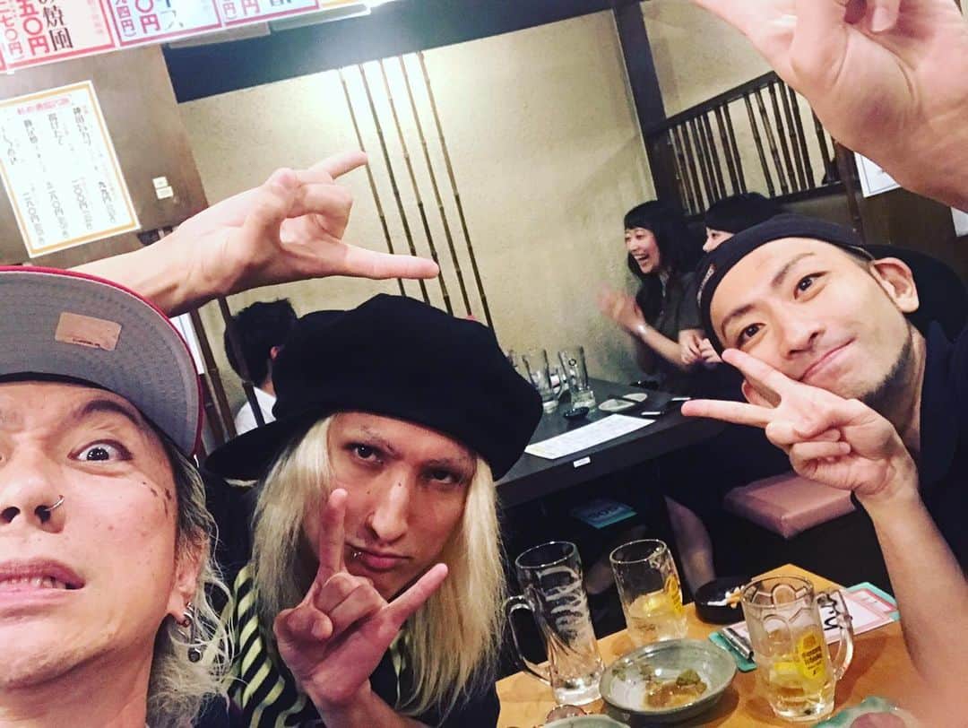 Ju-kenのインスタグラム：「安い飲み屋で、熱いハナシに花を咲かせる、、コレ、昔っからバンドマンの専売特許🔥  生き方はオールドスクールですみませんが、音はニュースクールで行きませう⭐︎ @coba84key @chargeeeeee #居酒屋最高 #打ち合わせ」