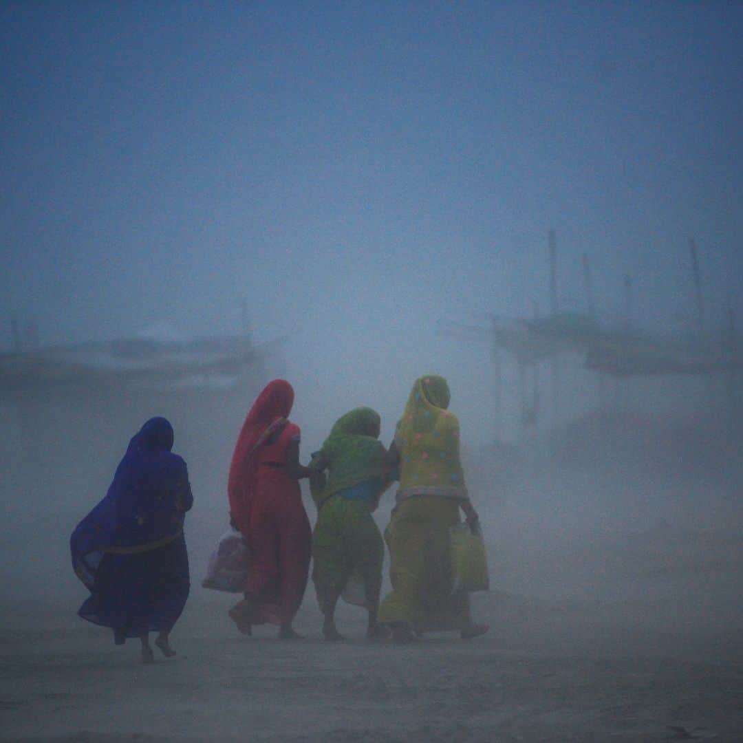 AFP通信さんのインスタグラム写真 - (AFP通信Instagram)「AFP Photo 📷 @sanjaykanojia07 - Indian women walk during a dust storm at the Sangam, the confluence of the rivers Ganges, Yamuna and mythical Saraswati, in Allahabad in July, 2019.  #duststorm」7月19日 23時23分 - afpphoto