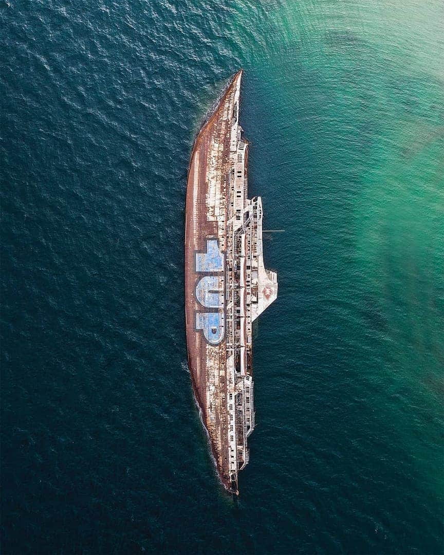 Discover Earthさんのインスタグラム写真 - (Discover EarthInstagram)「German graffiti crew 1UP headed to Greece to paint on this shipwreck and the result looks so cool ! 🚢🇬🇷 Tag someone who will love this aerial shot ! — 📍#DiscoverGreece — 📸 Photo by @sebastien.nagy」7月19日 23時23分 - discoverearth