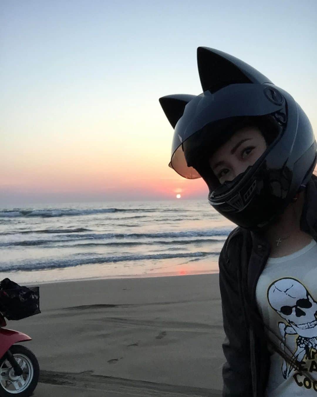 福山理子さんのインスタグラム写真 - (福山理子Instagram)「ねこねこねこ #猫耳ヘルメット #sstr  #千里浜なぎさドライブウェイ  #バイク女子 #モトコンポ」7月19日 23時23分 - rikofukuyama