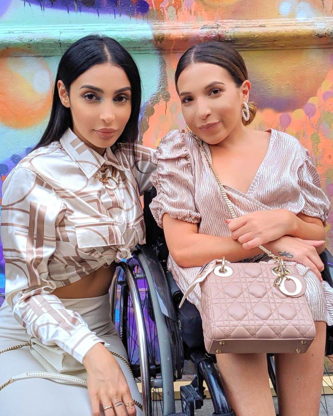 sananasのインスタグラム：「Expectations VS Reality 😅😂 Sur cette photo il y a un indice concernant la vidéo de demain matin 🙈Oui après 6 ans on a enfin réussi avec @elsamakeup ... Ça mérite des applaudissements 👏🏻! Bon la vidéo part complètement en cacahuète je vous préviens ! Il y a des éléments perturbateurs qui sont venus s’incruster mais je vous dis rien ... 😂 A demain matin ! . #Finally #RDVDemainmatin #Expectationsvsreality」