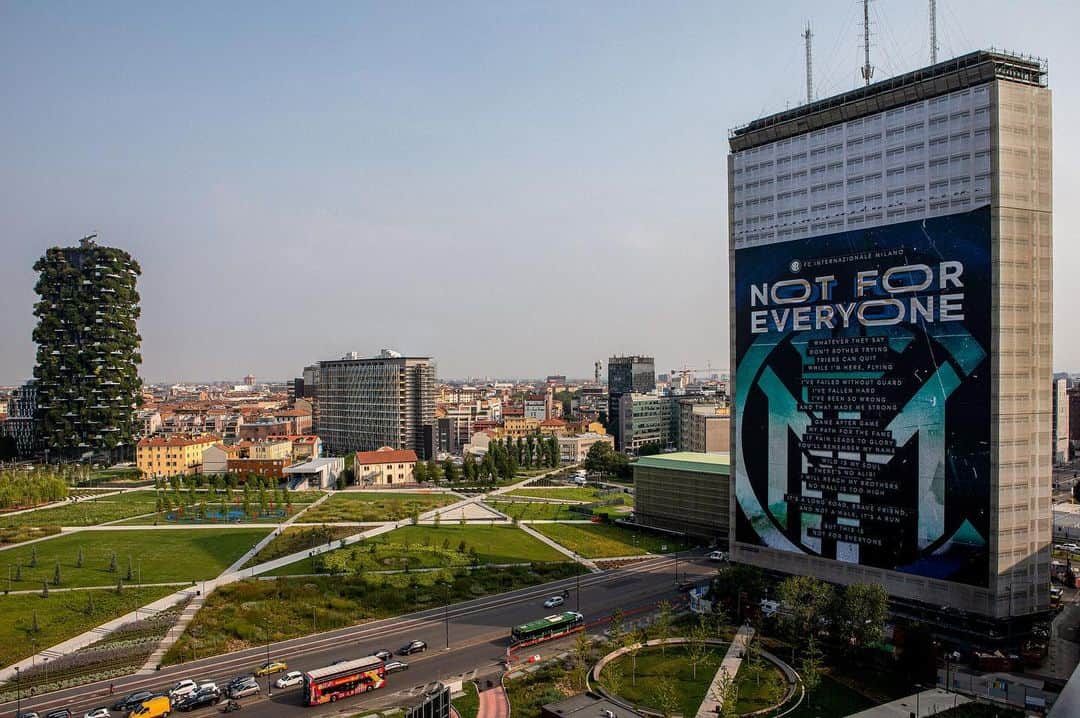 インテルナツィオナーレ・ミラノさんのインスタグラム写真 - (インテルナツィオナーレ・ミラノInstagram)「THIS CITY 🏙⚫️🔵 The largest green #billboard in the world is in #Milan next to Inter's HQ. And it's #NotForEveryone. #Inter #ForzaInter #1908InterHQ #Football #City #Street」7月19日 23時16分 - inter