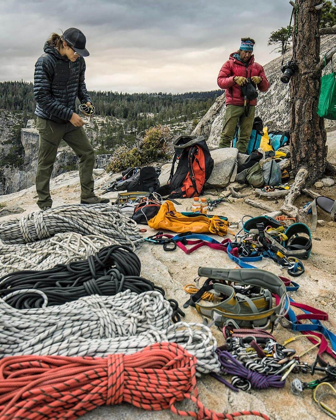 ジミー・チンさんのインスタグラム写真 - (ジミー・チンInstagram)「Proud of our entire Free Solo team for being recognized for their craft w 7 Emmy nominations. Unfortunately they don’t give an Emmy for SENDING or I’m sure you would have gotten a nomination @alexhonnold 😂  Thank you @c_albert and @courteney_monroe and @natgeo for making it all possible. Thank you Shannon Dill, Sarah Regan, Simona Ferarri, Nancy Willen, Lauren Schwartz, Katheryn Kennedy, Cinetic, Big Star, Frame Store, Shani Ankori, Anna Barnes, Yosemite National Park, @mike.gauthier and of course to @alexhonnold and @sannimccandless 🙏  Editing: Bob Eisenhardt  Cinematography:  Jimmy Chin Clair Popkin (@clairpopkin) Mikey Schaefer (@mikeylikesrocks)  Directing: Chai Vasarhelyi (@chaivasarhelyi ) Jimmy Chin  Sound Editing: Deborah Wallach Filipe Messeder Jim Schultz Roland Vajs Nuno Bento  Sound Mixing: Tom Fleischmann Ric Schnupp Tyson Lozensky Jim Hurst (@jimhurst)  Music Composition: Marco Beltrami Brandon Roberts  Outstanding Creative Achievement In Interactive Media Within An Unscripted Program: Chai Vasarhelyi Jimmy Chin Evan Hayes (@peconic21) National Geographic Framestore」7月19日 23時16分 - jimmychin