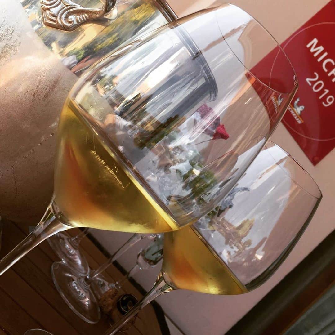 のインスタグラム：「This weekend let yourself be enveloped by the bubbles of the Masterclass 70 stem glass at Trattoria da Nando! Cheers! 🍷  #italesse #design #accessories #aperitivo #dinner #restaurant #glassware #tableware #handmade #glass #glasslover #sommelier #wine #wineglass #wineaccessories #winetasting #tasting #instawine #winelover #winegram #winetime #winelife #weekendmood #cheers @trattoria_da_nando」