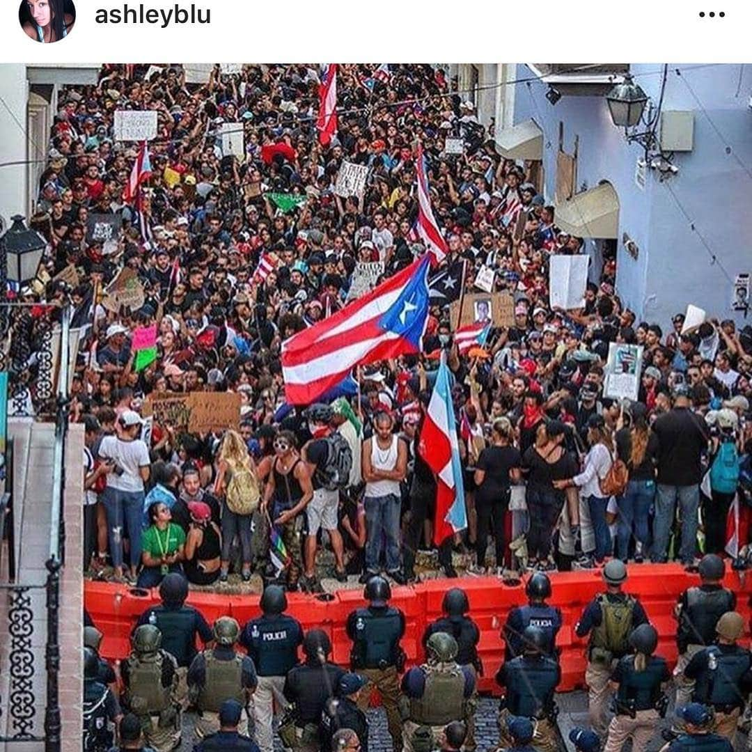 ジョン・レグイザモさんのインスタグラム写真 - (ジョン・レグイザモInstagram)「#savePuertoRico #standUpforPuertoRico #rickyrenuncia」7月19日 23時23分 - johnleguizamo