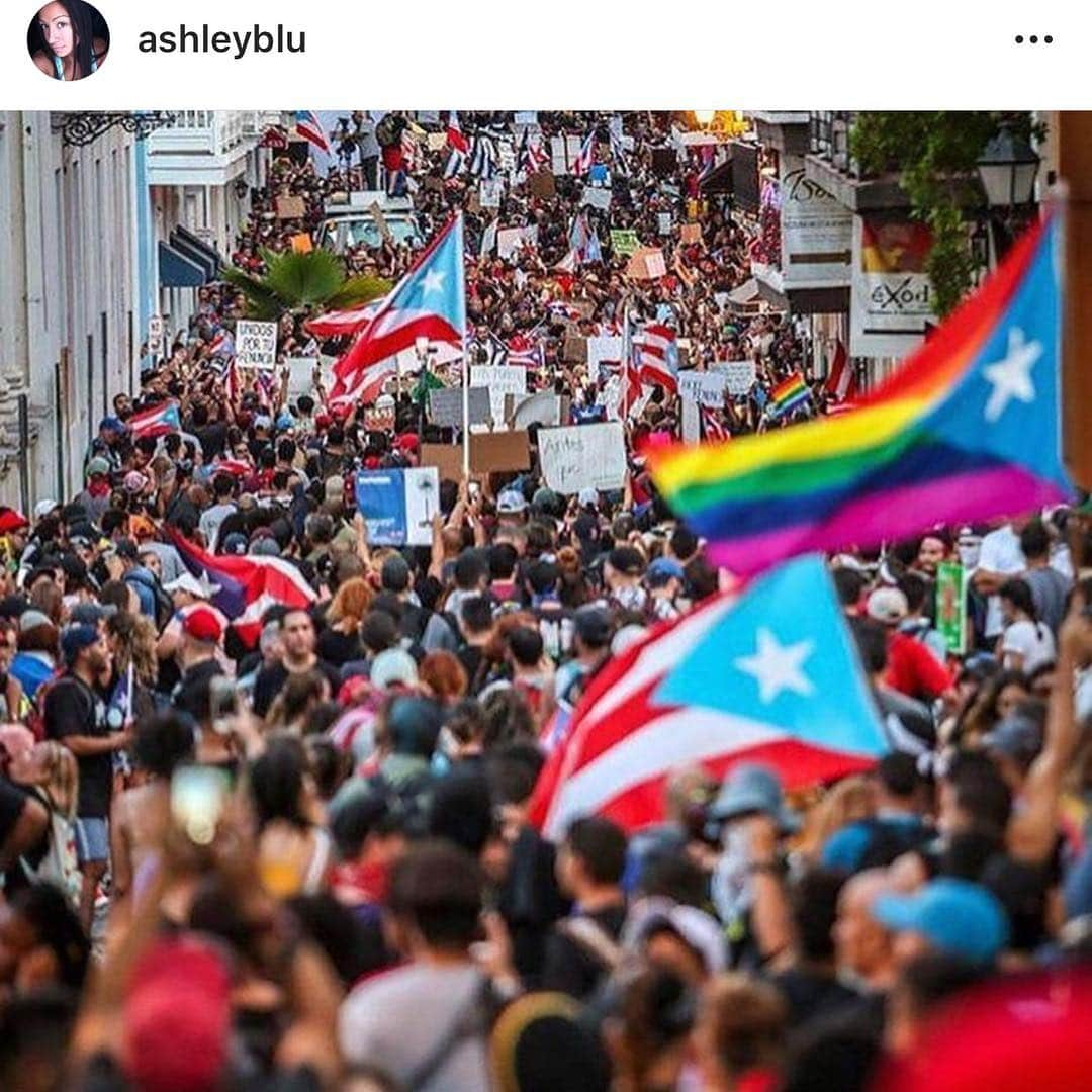 ジョン・レグイザモさんのインスタグラム写真 - (ジョン・レグイザモInstagram)「#savePuertoRico #standUpforPuertoRico #rickyrenuncia」7月19日 23時23分 - johnleguizamo