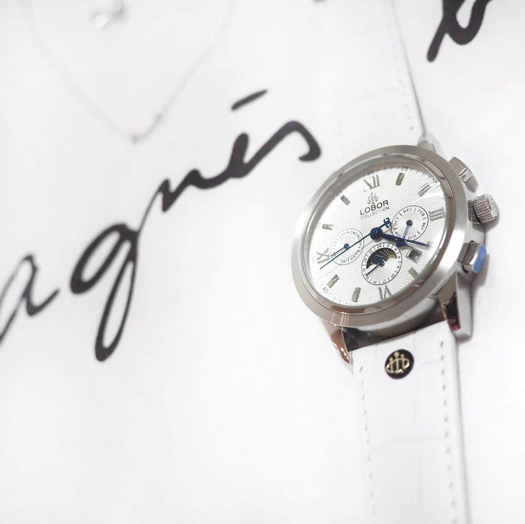 土屋香織さんのインスタグラム写真 - (土屋香織Instagram)「𓆸. 待ちわびてました♡ この時計が届くのを🥰 . ボーイフレンドサイズの 白いローバー @loborjapan の時計♥ 月と曜日と昼夜も見れて 高級感あふれる作り！ 白に青い針っておしゃれですよね😊 これはプレゼントにもらったら 絶対うれしい時計😊 ギフトに超おすすめです。 すごく気に入ったので大切にします♥ . クーポンコード:kaorintsuchiya 10%offになります。 . . . #ローバー #lober #腕時計 #時計 .」7月19日 23時22分 - kaorintsuchiya