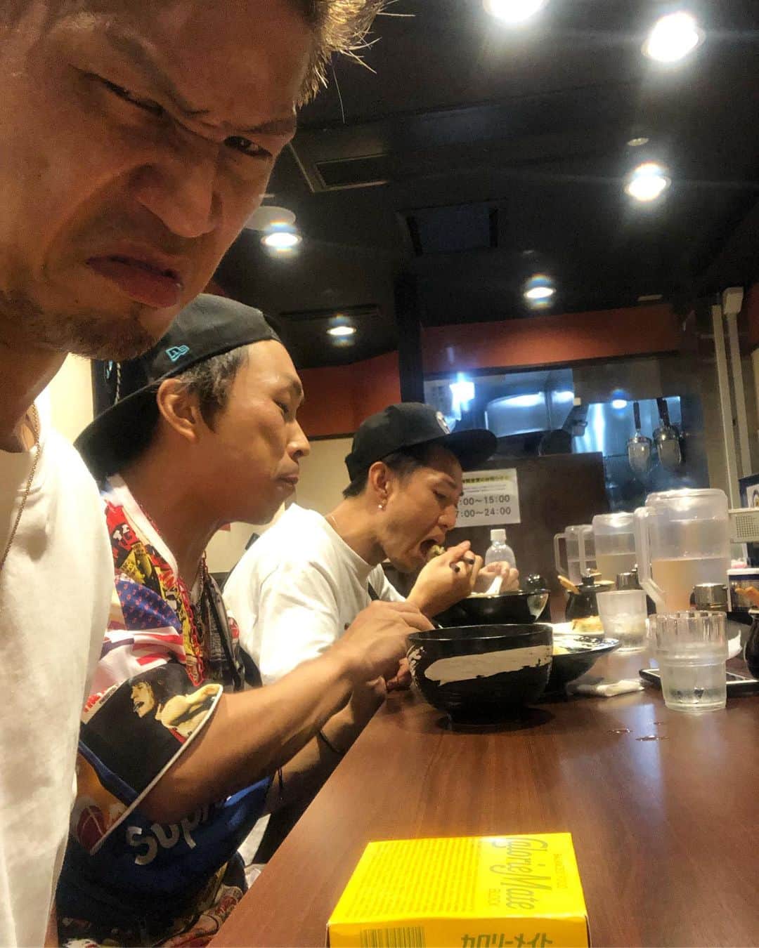 のインスタグラム：「名古屋とーちゃーくー🏯✨ ・ 欲しがりません、勝つまでは👊！ ・ #ラーメン屋でカロリーメイトだけ食う笑 #この時間にヘルシーなお店ない #カロリーメイト #名古屋 ・ @diviner_jp @diviner_official」