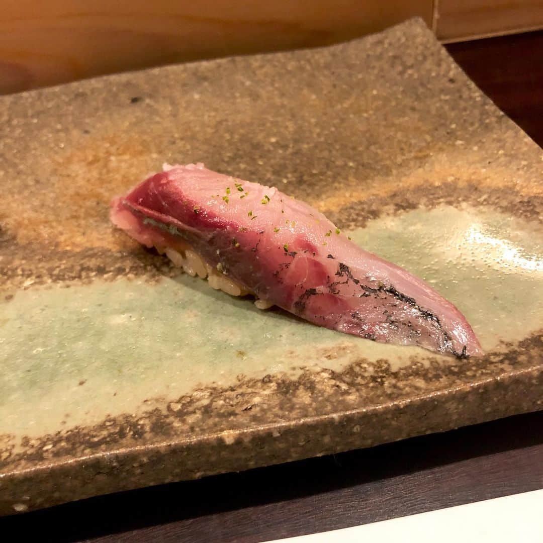 秋定麻紀子さんのインスタグラム写真 - (秋定麻紀子Instagram)「最近お気に入りのお寿司屋さん。 松輪湾でとれた魚介だけを使ったこだわりのお寿司屋さん。 そして大将の熱い気持ちが好き。 いつもありがとうございます。 ごちそうさまでした。 #すし松輪 #広尾 #西麻布 #寿司  #sushi #tokyo #japan」7月19日 23時30分 - makiakisada