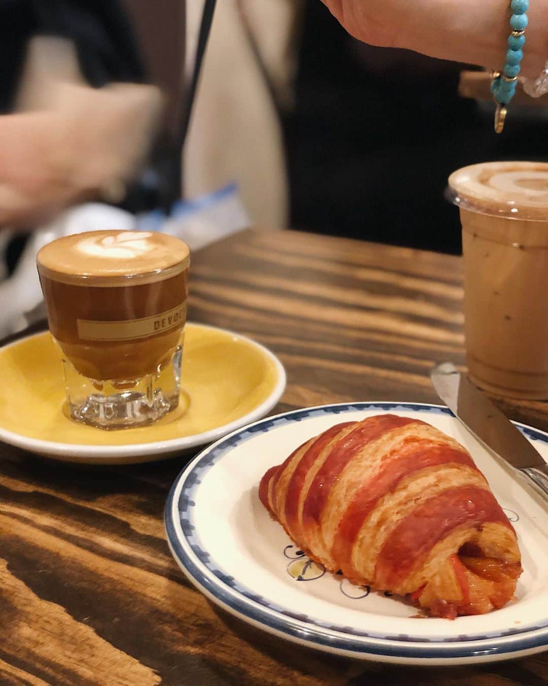 翁安芸さんのインスタグラム写真 - (翁安芸Instagram)「Devocion ☕️💛💛💛 毎回訪れるたびにカフェが増えています。NYの友人が教えてくれたブルックリン発のカフェDevocion✨ ここで飲んで以来、オーツ(麦)ミルクにハマっています!! #newyork #devocion #newyorkcafe #ニューヨーク」7月19日 23時30分 - akinyc