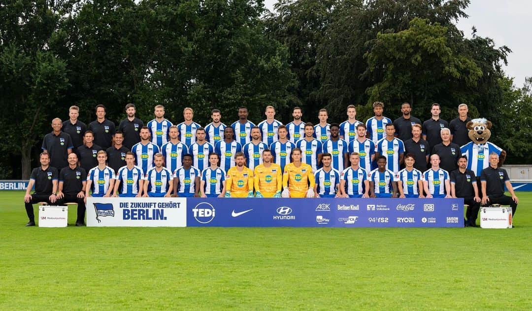 ヘルタ・ベルリンさんのインスタグラム写真 - (ヘルタ・ベルリンInstagram)「Bitte lächeln: Unser Mannschaftsfoto für die Saison 2019/20 📸 #hahohe 🔵⚪️」7月19日 23時40分 - herthabsc