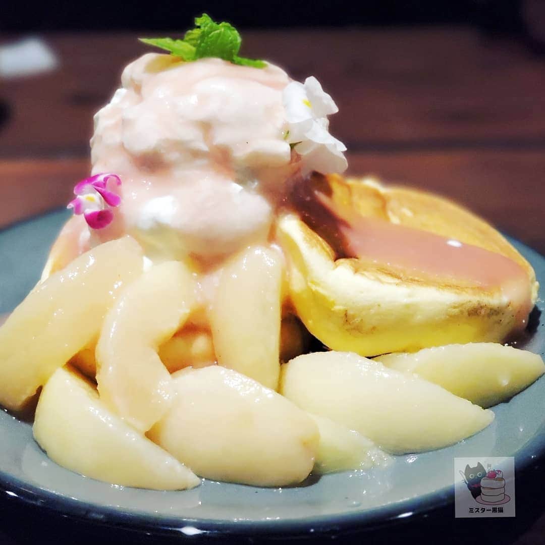 のインスタグラム：「パンパンパンケーキ♪ ㊗️本日7/19オープン！ 【ESPRESSO D WORKS 池袋】 🍑7月限定 桃のパンケーキ 🐷イベリコ豚のチーズカツレツ  ESPRESSO D WORKS新店が本日7/19開業のキュープラザ池袋2Fにオープン 今度のEDWはベーカリーを併設！ 世界一柔らかい食パン「100 ワンハンドレッド(one hundred)」は初日から行列の出来るほどの大人気  ふわふわパンケーキはもちろんですが、店内の製麺機を使った自家製生パスタなどバルメニューもこだわりで大満足にゃー🐱  #黒猫食べ過ぎ #カフェ巡り #カフェ #cafe #カフェめぐり #東京カフェ #パンケーキ #スイーツ #🥞 #pancake #tokyocafe #Japanesefood #桃 #桃スイーツ #espressodworks #エスプレッソディーワークス #黒猫と桃」