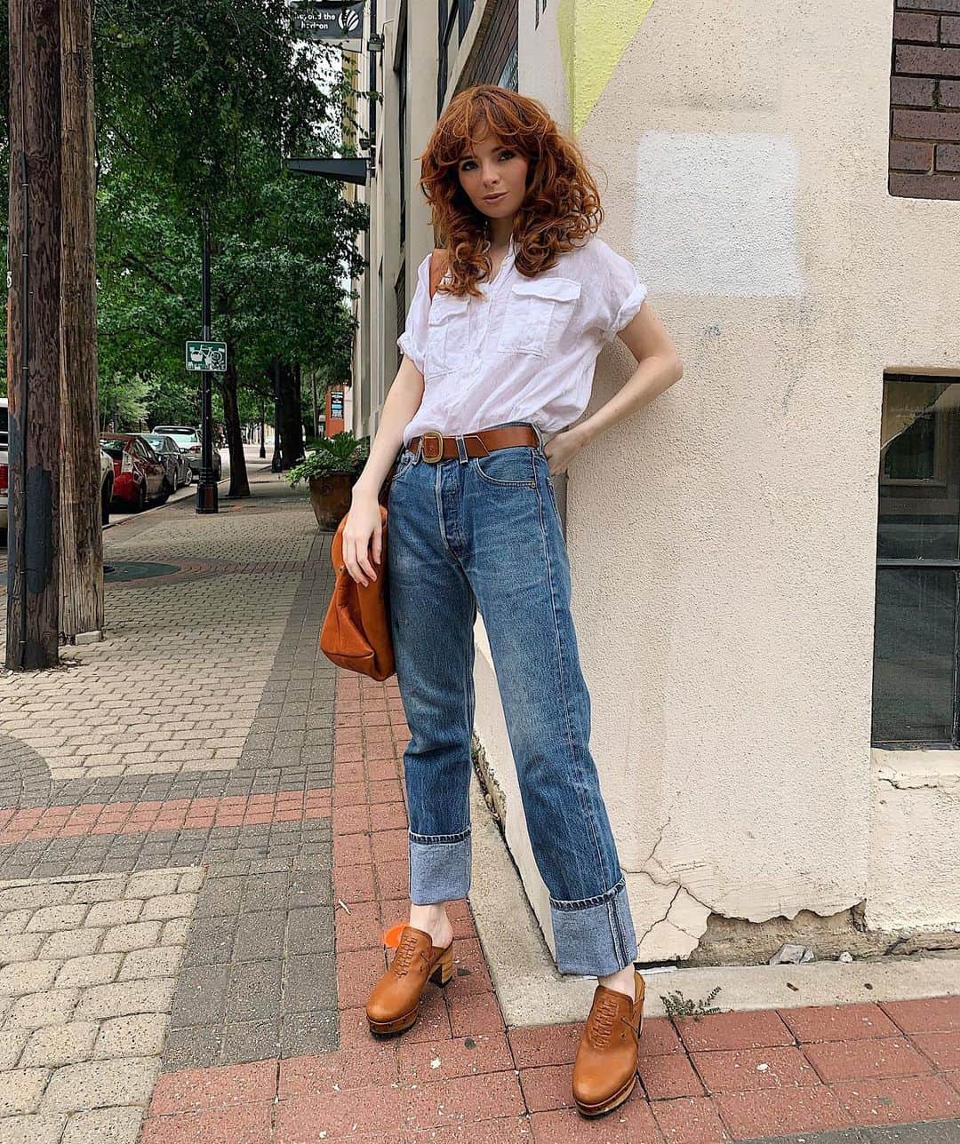 ジェーン・アルドリッジのインスタグラム：「Easy living in denim and clogs. Clogs are having a major moment! They are the fashion shoe that doesn’t take itself too seriously. I have a new post talking all about clogs and ways to wear on Sea on Shoed today 🤠 link in bio!」