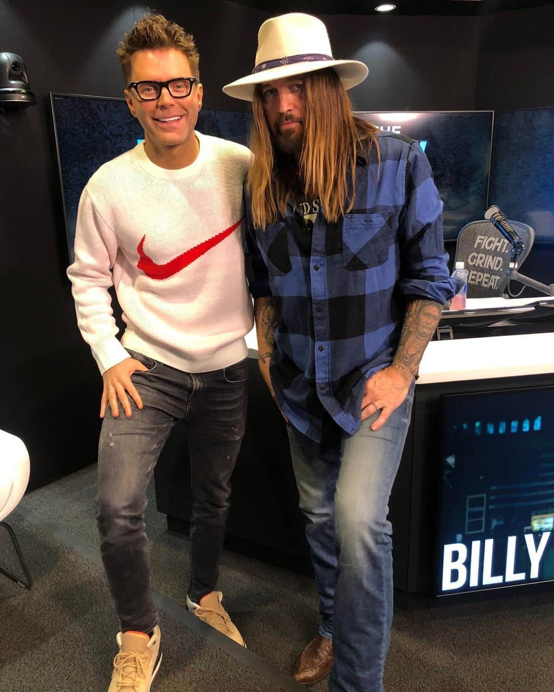 ビリー・レイ・サイラスさんのインスタグラム写真 - (ビリー・レイ・サイラスInstagram)「What a blast! Thanks for having me on the show @mrbobbybones! Good luck in Denver tonight. “Let'm have it...I'm in your corner.” @bobbybonesshow」7月19日 23時33分 - billyraycyrus